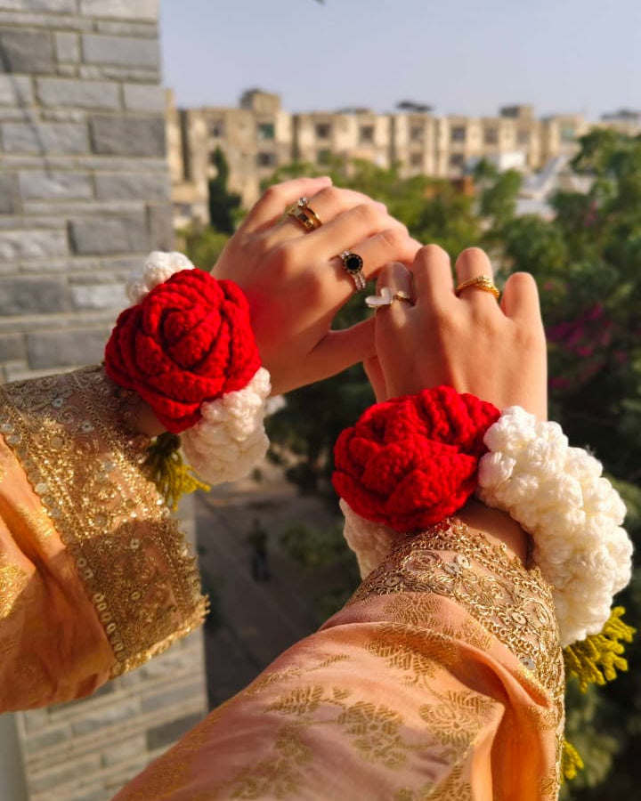 DIVERSE DEPOT™ - Handmade Crochet Red Rose & Jasmine Gajray