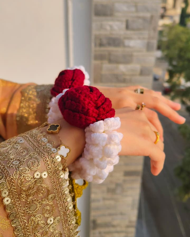 DIVERSE DEPOT™ - Handmade Crochet Red Rose & Jasmine Gajray