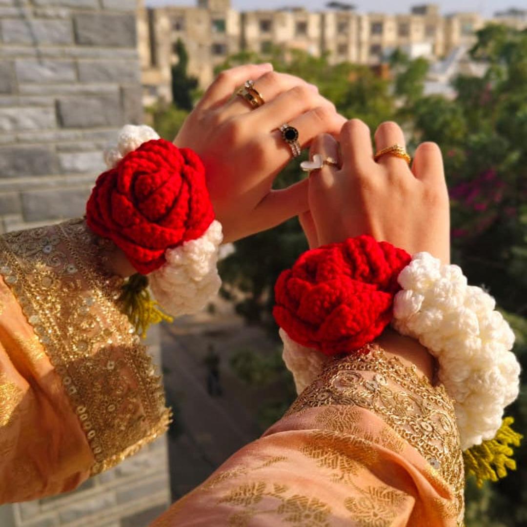 DIVERSE DEPOT™ - Handmade Crochet Red Rose & Jasmine Gajray